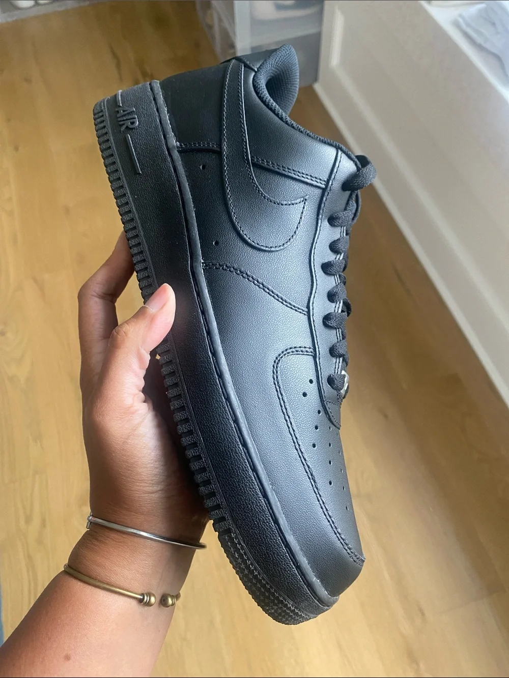Nike Air Force’s Black Men’s Low-Top Leather Sneakers